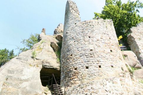 ZŘÍCENINA SKALNÍHO HRADU FRÝDŠTEJN