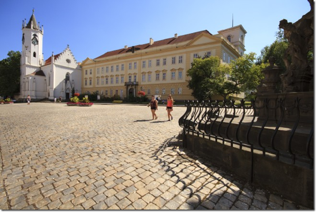 ZÁMECKÝ KOSTEL POVÝŠENÍ SV. KŘÍŽE V TEPLICÍCH