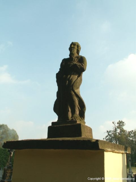 Na obrubní zdi hřbitova se nachází socha sv. Petra